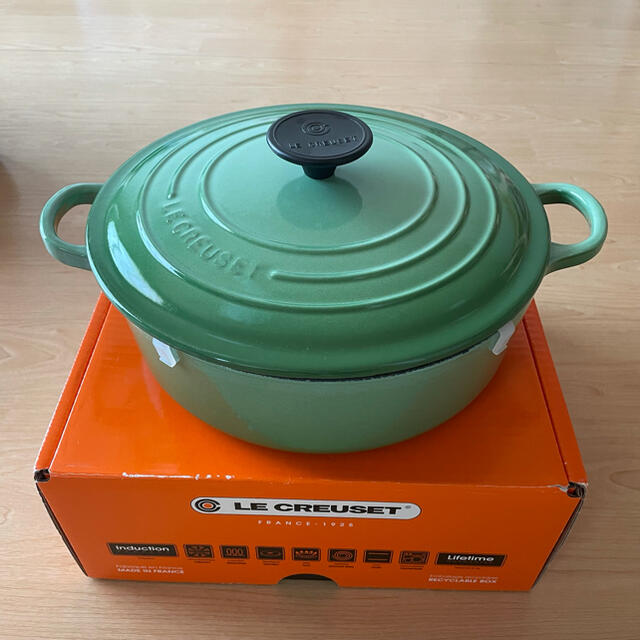 LE CREUSET(ルクルーゼ)のル・クルーゼ　両手鍋 24㎝　箱・取扱説明書付き インテリア/住まい/日用品のキッチン/食器(鍋/フライパン)の商品写真