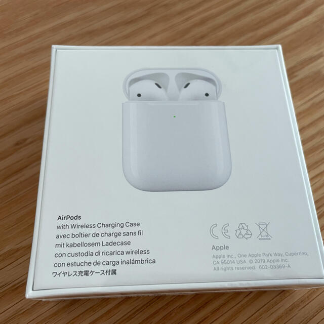 Apple(アップル)のAirPods with Wireless Charging Case スマホ/家電/カメラのスマホアクセサリー(その他)の商品写真