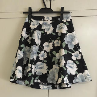セシルマクビー(CECIL McBEE)の花柄 スカート ブラック(ひざ丈スカート)