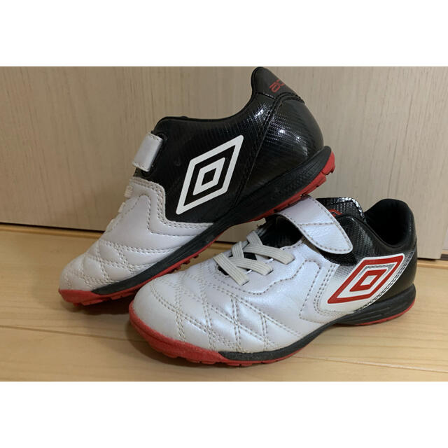 UMBRO(アンブロ)のアンブロ　サッカーシューズ キッズ/ベビー/マタニティのキッズ靴/シューズ(15cm~)(スニーカー)の商品写真