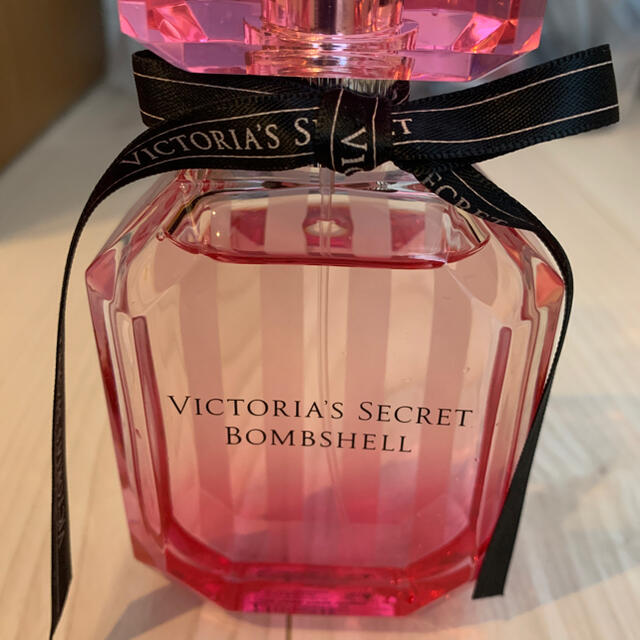 Victoria's Secret(ヴィクトリアズシークレット)のヴィクトリアシークレット ボムシェル100ml コスメ/美容の香水(香水(女性用))の商品写真