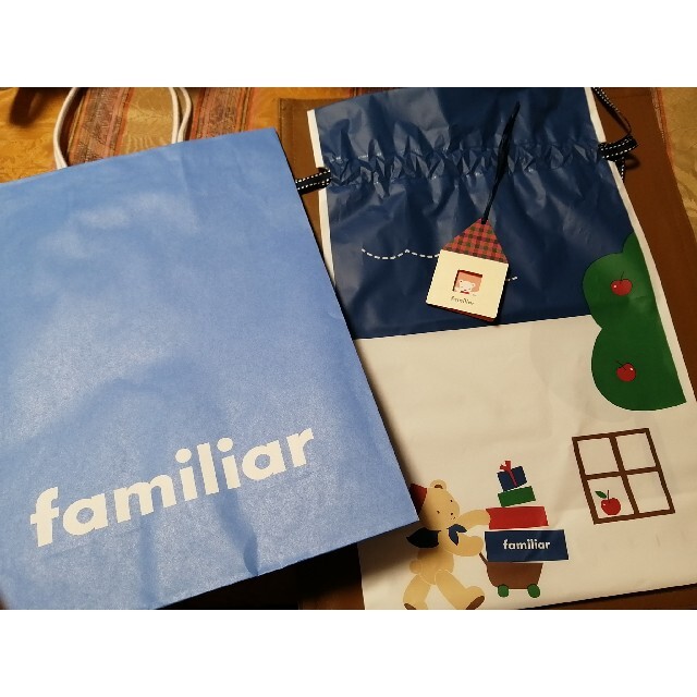 familiar(ファミリア)のFamiliar　紙袋、ギフト用ラッピング袋、タグ　３点 レディースのバッグ(ショップ袋)の商品写真