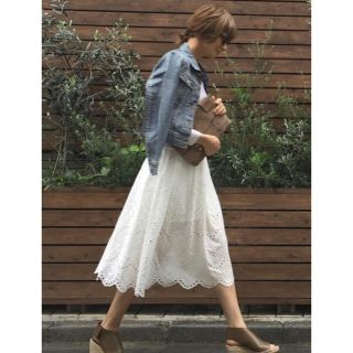 ザラ(ZARA)の富岡佳子さん着用　レーススカート(ひざ丈スカート)