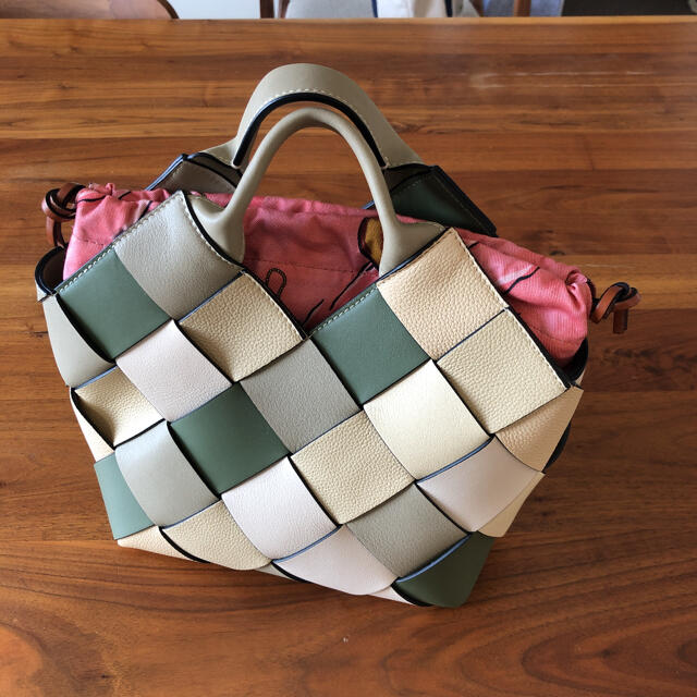 LOEWE - LOEWE ウーブン バスケットバッグ スモール (カーフ) の LOEWE - LOEWE ウーブン バスケットバッグ スモール (カーフ) の