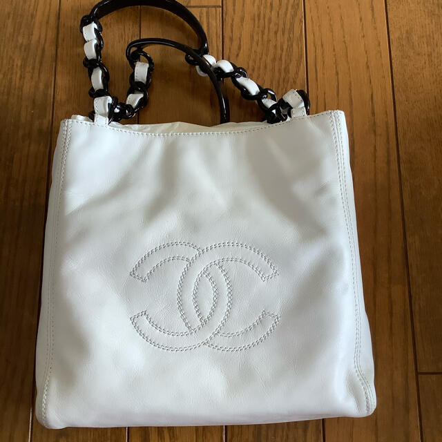 CHANEL(シャネル)のシャネル　ヴィンテージ　トートバック　白　CHANEL ブラックハンドル レディースのバッグ(トートバッグ)の商品写真