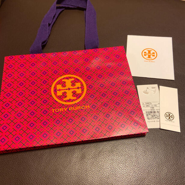 Tory Burch(トリーバーチ)の【新品・未使用】トリーバーチ　名刺入れ・カード入れ　牛革　グレー(ベージュ) レディースのファッション小物(名刺入れ/定期入れ)の商品写真