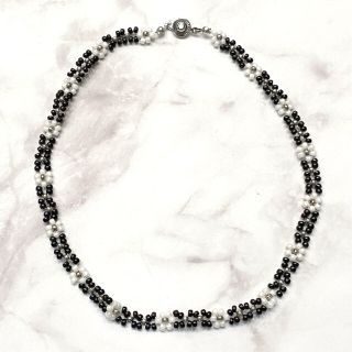 ザラ(ZARA)のBlack Flower choker お花 ビーズネックレス チョーカー(ネックレス)