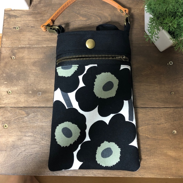 marimekko(マリメッコ)のスマホケース　スマホポーチ　かわいい！　ハンドメイド　マリメッコ  ウニッコ ハンドメイドのファッション小物(ポーチ)の商品写真