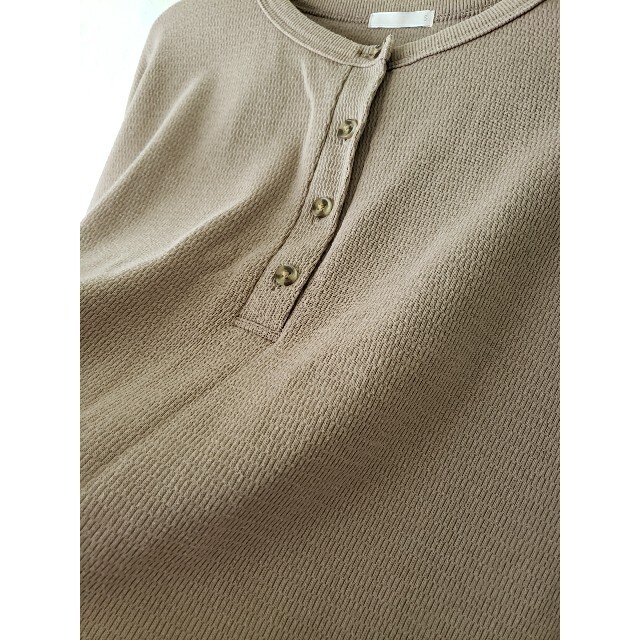GU(ジーユー)のGU ヘンリーネックオーバーサイズTシャツ S ブラウン ベージュ レディースのトップス(Tシャツ(半袖/袖なし))の商品写真