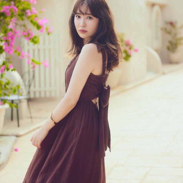 ロングワンピース/マキシワンピースHerlipto Back Ribbon Tiered Linen Dress