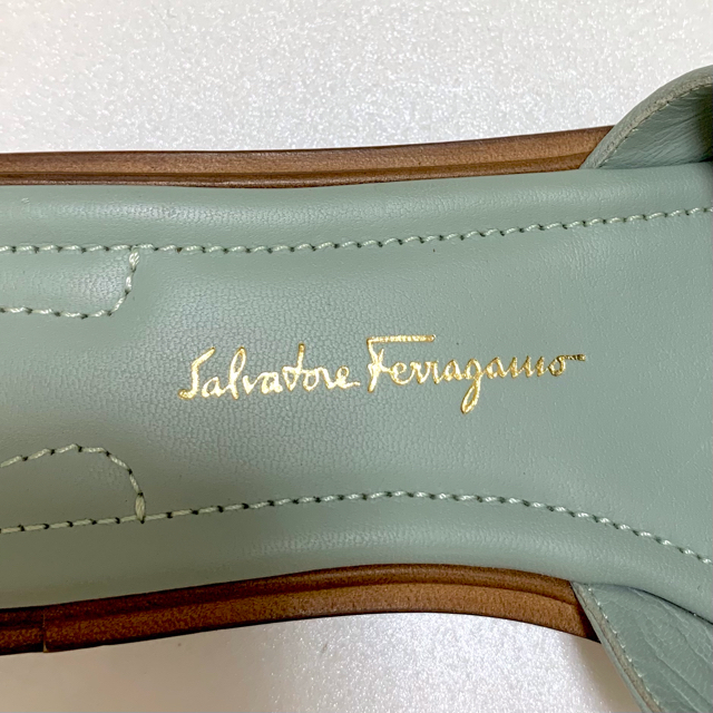 Salvatore Ferragamo(サルヴァトーレフェラガモ)の2594 フェラガモ ヴァラ フラットサンダル ライトブルー レディースの靴/シューズ(サンダル)の商品写真