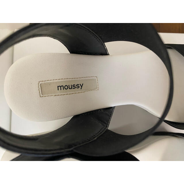 TODAYFUL(トゥデイフル)の美品 moussy マウジー ホワイトブラック　厚底ソールゴムベルトサンダル レディースの靴/シューズ(サンダル)の商品写真