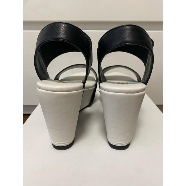TODAYFUL(トゥデイフル)の美品 moussy マウジー ホワイトブラック　厚底ソールゴムベルトサンダル レディースの靴/シューズ(サンダル)の商品写真