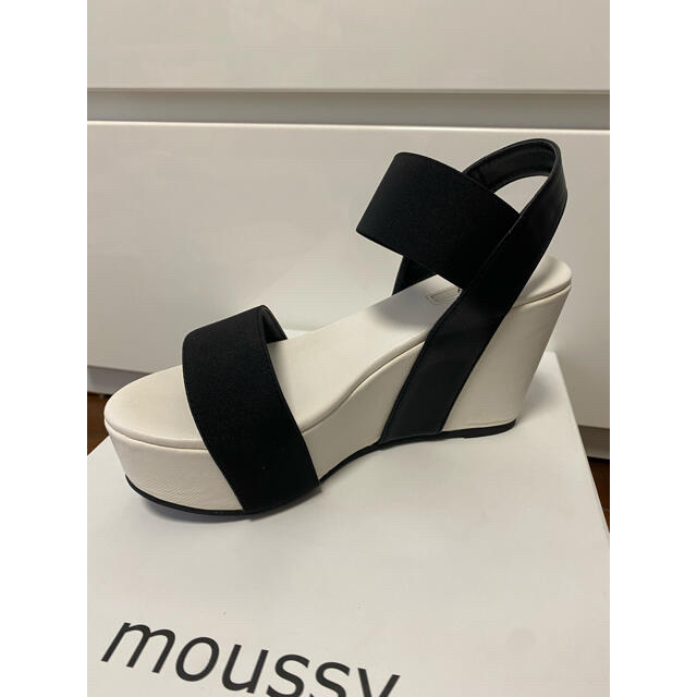 TODAYFUL(トゥデイフル)の美品 moussy マウジー ホワイトブラック　厚底ソールゴムベルトサンダル レディースの靴/シューズ(サンダル)の商品写真