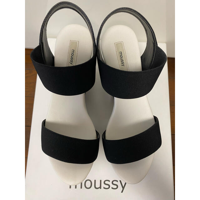 TODAYFUL(トゥデイフル)の美品 moussy マウジー ホワイトブラック　厚底ソールゴムベルトサンダル レディースの靴/シューズ(サンダル)の商品写真