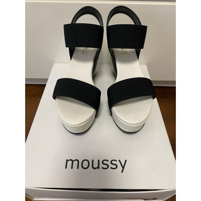 TODAYFUL(トゥデイフル)の美品 moussy マウジー ホワイトブラック　厚底ソールゴムベルトサンダル レディースの靴/シューズ(サンダル)の商品写真