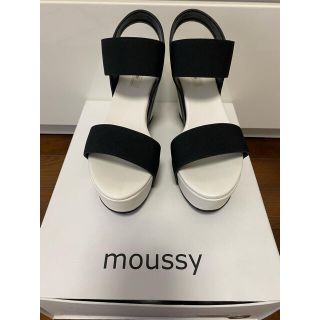 トゥデイフル(TODAYFUL)の美品 moussy マウジー ホワイトブラック　厚底ソールゴムベルトサンダル(サンダル)