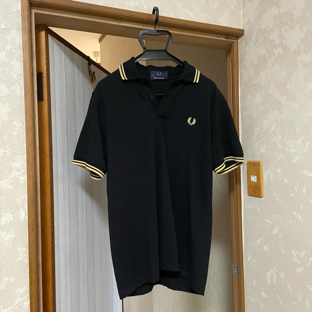 FRED PERRY(フレッドペリー)のThe Fred Perry Shirt - M12 ポロシャツ 黒金　42   メンズのトップス(ポロシャツ)の商品写真