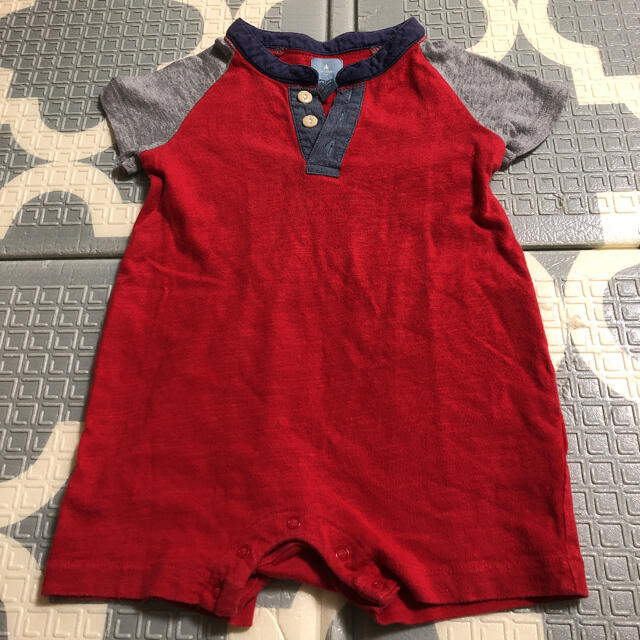 babyGAP(ベビーギャップ)のGAPロンパース 赤がメイン　2着セット キッズ/ベビー/マタニティのベビー服(~85cm)(ロンパース)の商品写真