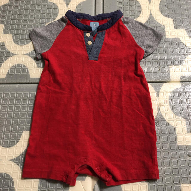 babyGAP(ベビーギャップ)のGAPロンパース 赤がメイン　2着セット キッズ/ベビー/マタニティのベビー服(~85cm)(ロンパース)の商品写真