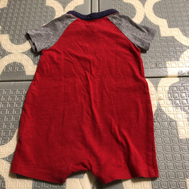 babyGAP(ベビーギャップ)のGAPロンパース 赤がメイン　2着セット キッズ/ベビー/マタニティのベビー服(~85cm)(ロンパース)の商品写真