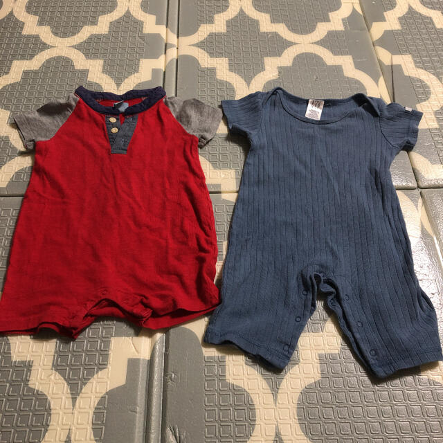 babyGAP(ベビーギャップ)のGAPロンパース 赤がメイン　2着セット キッズ/ベビー/マタニティのベビー服(~85cm)(ロンパース)の商品写真