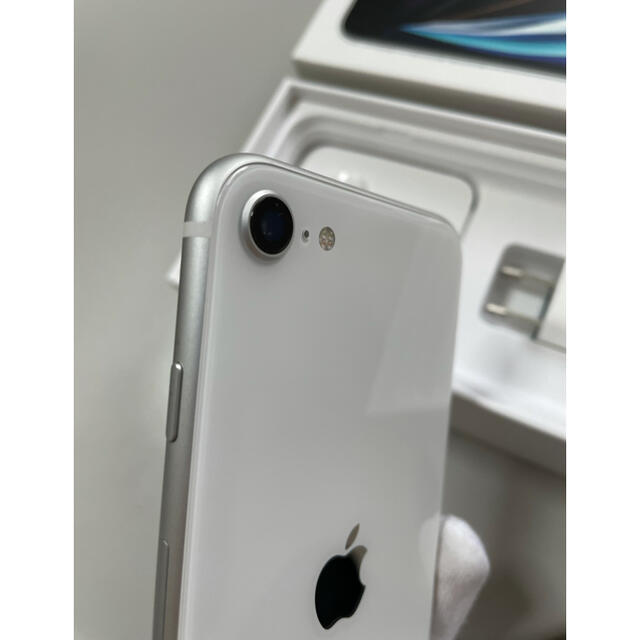 Apple(アップル)のiPhone SE 第2世代 ホワイト　64 GB SIMフリー スマホ/家電/カメラのスマートフォン/携帯電話(スマートフォン本体)の商品写真