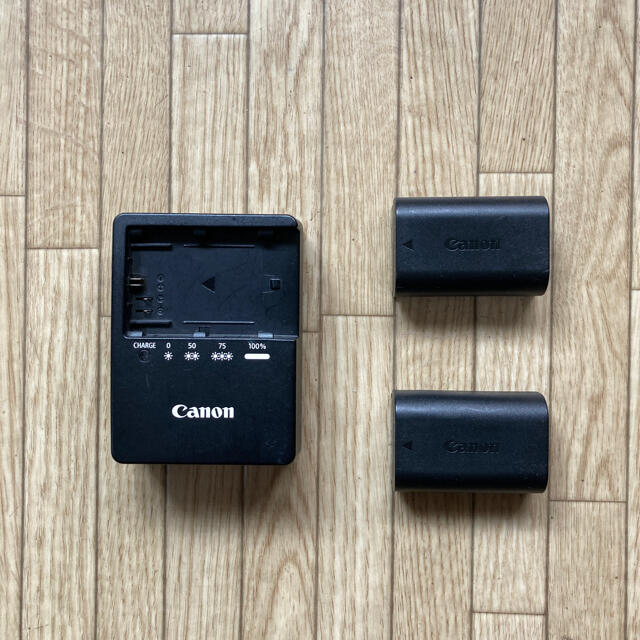Canon(キヤノン)のCanon 純正 LP-E6バッテリー / LC-E6 バッテリーチャージャー スマホ/家電/カメラのスマートフォン/携帯電話(バッテリー/充電器)の商品写真