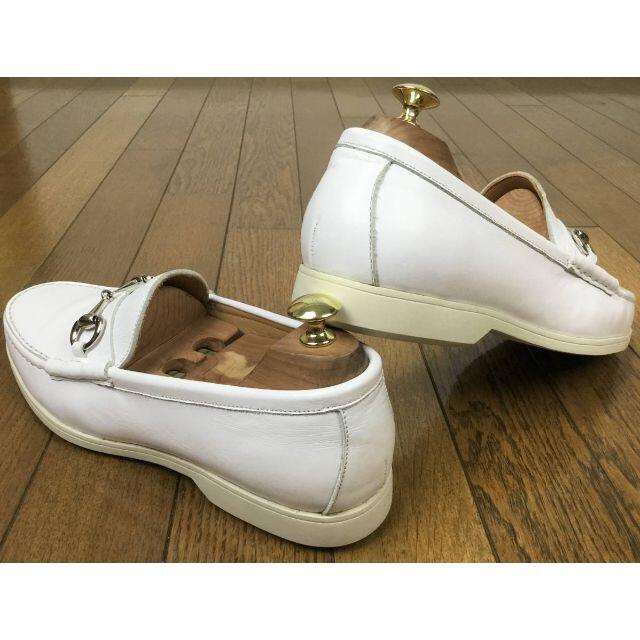 UNITED ARROWS(ユナイテッドアローズ)のユナイテッドアローズビットローファーホワイト×シルバーサイズ40 メンズの靴/シューズ(ドレス/ビジネス)の商品写真