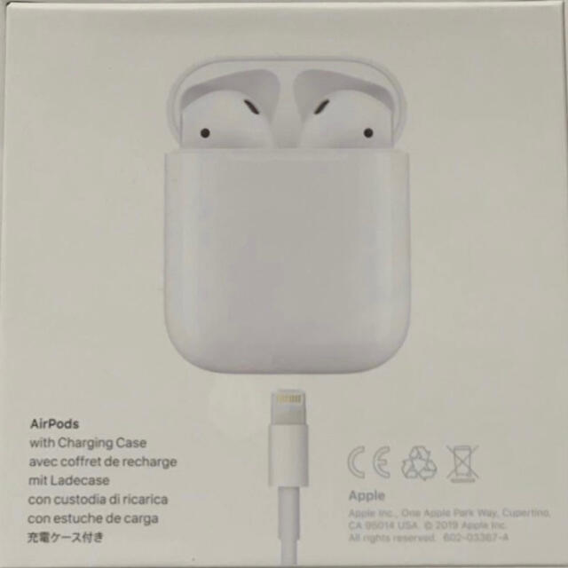 Apple(アップル)の新品 AirPods with Charging Case MV7N2J/A スマホ/家電/カメラのオーディオ機器(ヘッドフォン/イヤフォン)の商品写真