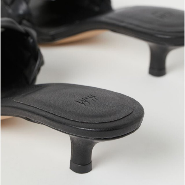 H&M(エイチアンドエム)の36 新品未使用H&M フェイクレザー 編み込み ローヒール ミュール  レディースの靴/シューズ(サンダル)の商品写真