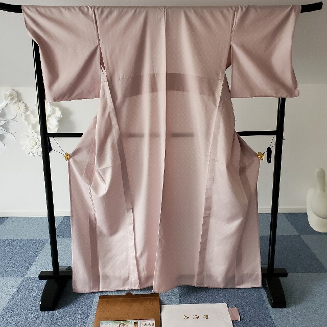 最安値！仕立済み　単『窪田織物』薩摩花織　灰ピンク色　トールサイズ　仕付け糸付き レディースの水着/浴衣(着物)の商品写真