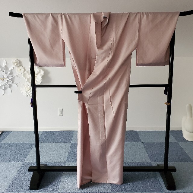 最安値！仕立済み　単『窪田織物』薩摩花織　灰ピンク色　トールサイズ　仕付け糸付き レディースの水着/浴衣(着物)の商品写真