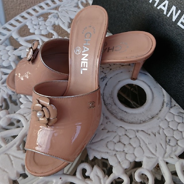 CHANEL(シャネル)のきょん様専用❣CHANELのカメリア❣️ミュール レディースの靴/シューズ(ミュール)の商品写真