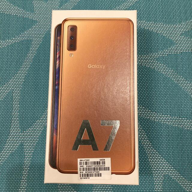 Galaxy(ギャラクシー)のGALAXY A7 ゴールド スマホ/家電/カメラのスマートフォン/携帯電話(スマートフォン本体)の商品写真