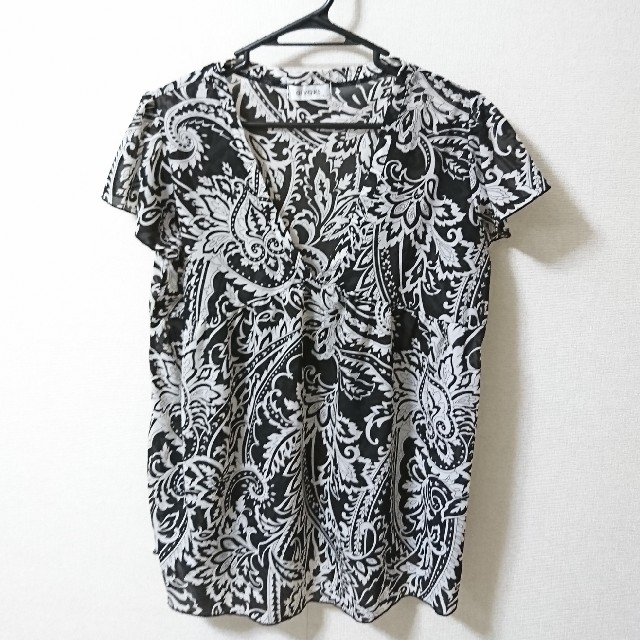 ［4077］シャツ ブラウス 柄ブラック レディースのトップス(シャツ/ブラウス(半袖/袖なし))の商品写真