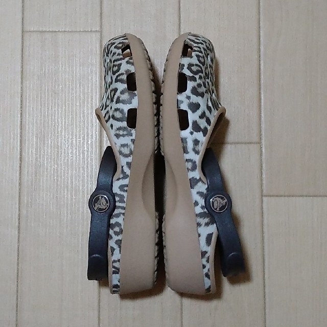 crocs(クロックス)のクロックス  カリン  ウィメン  レオパード　サンダル レディースの靴/シューズ(サンダル)の商品写真