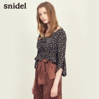 スナイデル(SNIDEL)の未使用　☆ スナイデル　バリエーションフラワーギャザーブラウス  (シャツ/ブラウス(長袖/七分))