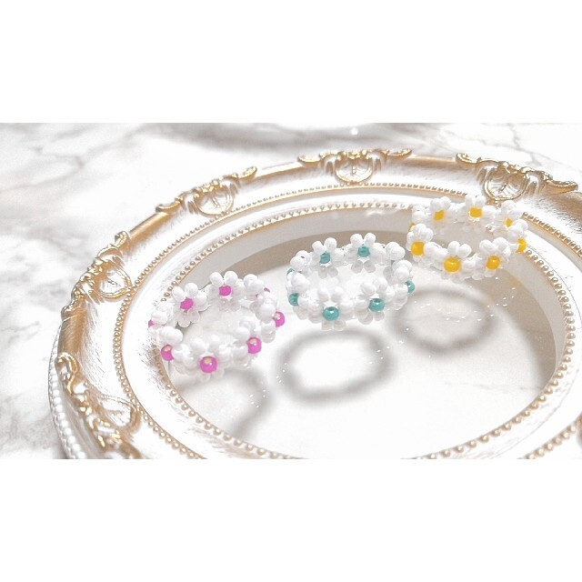 New＼フラワーリング／《ビビットカラー》韓国風 ビーズリング 指輪 ハンドメイドのアクセサリー(リング)の商品写真