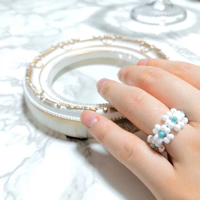 New＼フラワーリング／《ビビットカラー》韓国風 ビーズリング 指輪 ハンドメイドのアクセサリー(リング)の商品写真