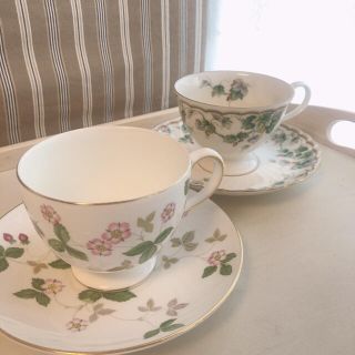 ウェッジウッド(WEDGWOOD)のウエッジウッド　ワイルドストロベリーティーカップ&ナルミ葡萄柄ティーカップ(食器)