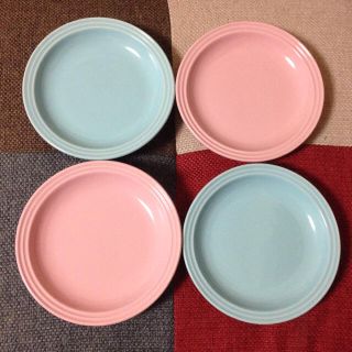 ルクルーゼ(LE CREUSET)の専用！ラウンドプレート4枚★サテンブルー&サテンピンク★ルクルーゼ美品送料込み！(食器)