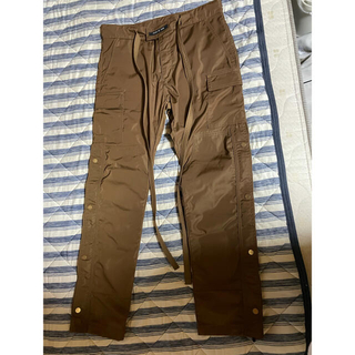 フィアオブゴッド(FEAR OF GOD)のfear of god  nylon cargo pants ブラウン Sサイズ(ワークパンツ/カーゴパンツ)