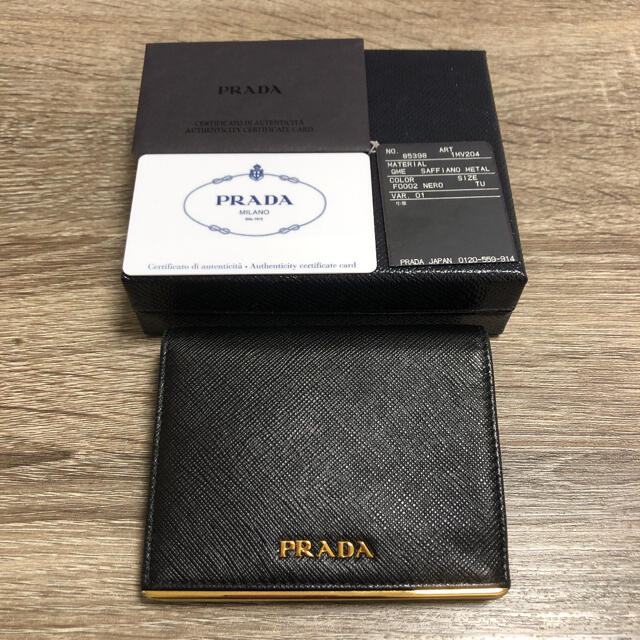 プラダ　PRADA 二つ折り財布　ミニ財布　コンパクト　ウォレット