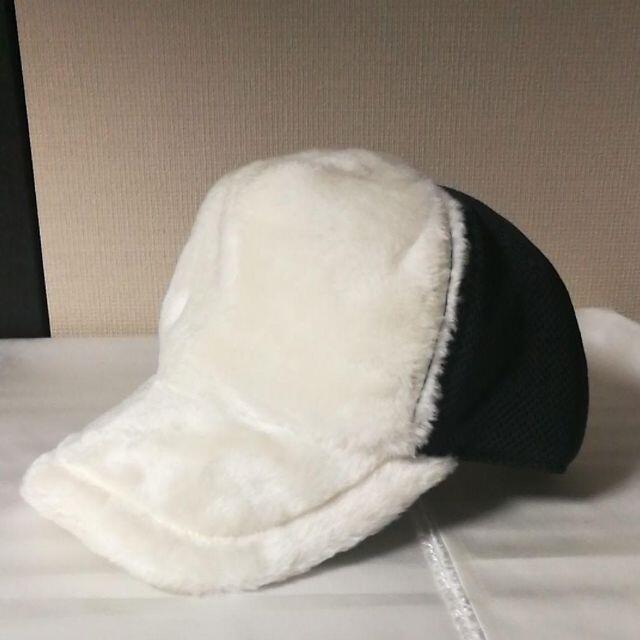 【最低価格￥３００の送料込み！】白×黒　ベースボールキャップ　エコファー メンズの帽子(キャップ)の商品写真