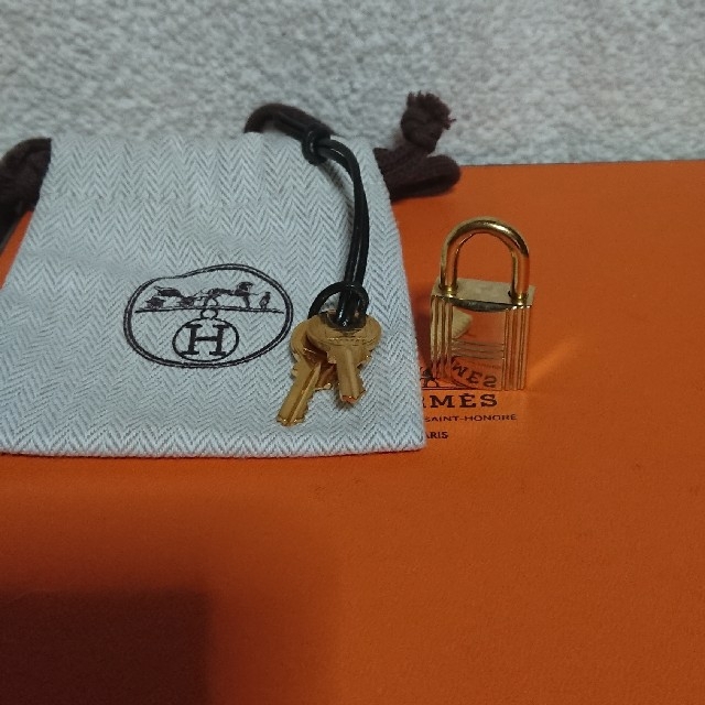 HERMES ゴールド カデナパドロック南京錠鍵付き！