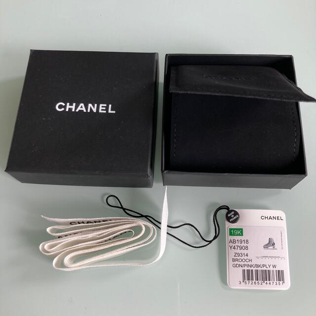 CHANEL(シャネル)の『新品未使用』タグ付きシャネル19ブローチ レディースのアクセサリー(ブローチ/コサージュ)の商品写真