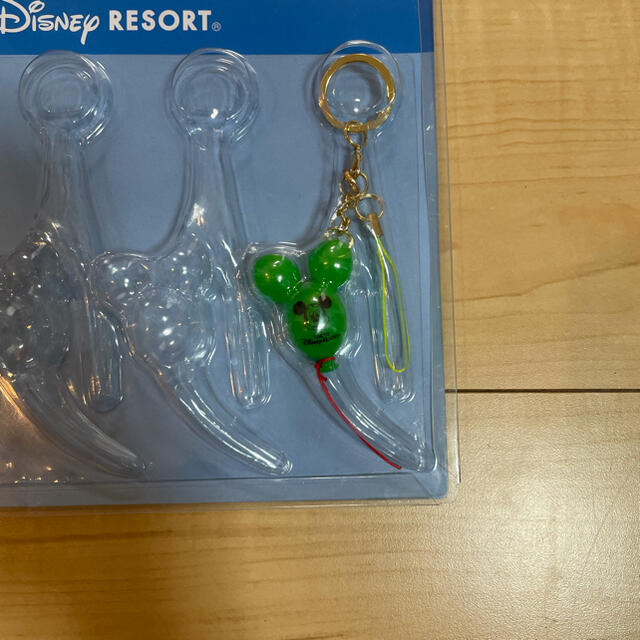 Disney(ディズニー)のディズニーランド　ミッキーバルーン　キーチェーン　緑のみ エンタメ/ホビーのおもちゃ/ぬいぐるみ(キャラクターグッズ)の商品写真