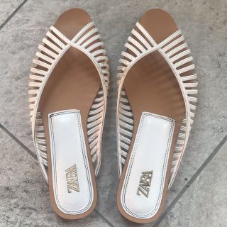 ザラ(ZARA)のZARA 細幅ストラップ　フラットサンダル　ホワイト　白(サンダル)