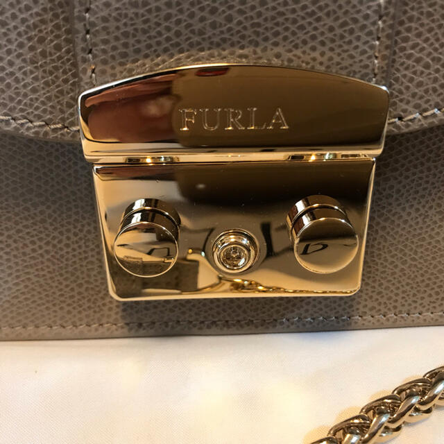 Furla(フルラ)のフルラ　メトロポリス　Sサイズ　グレージュ　クロスボディ レディースのバッグ(ショルダーバッグ)の商品写真